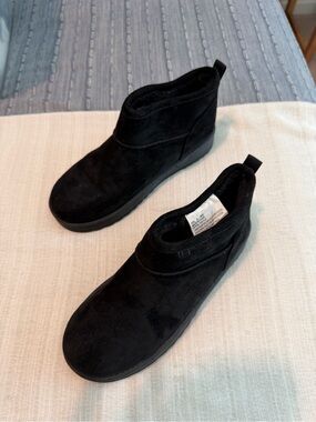 Soma Kids Black Slip-On Ankle Boots size 3